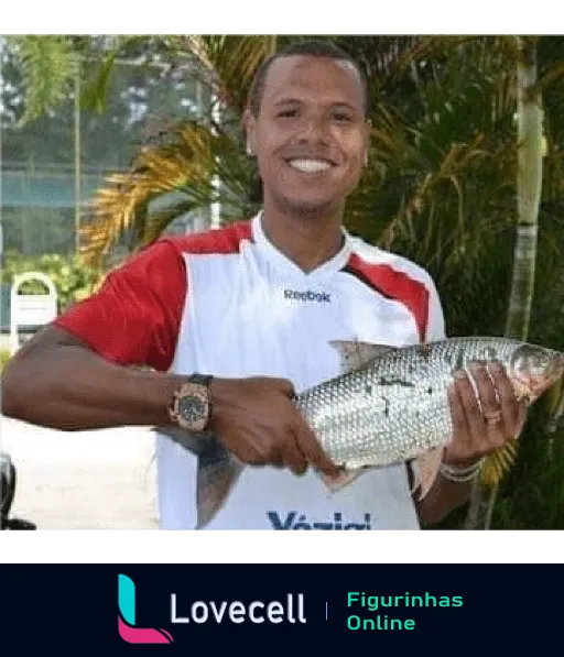 Jogador de futebol sorridente do São Paulo segurando um grande peixe, com árvores e estrutura de lazer ao fundo