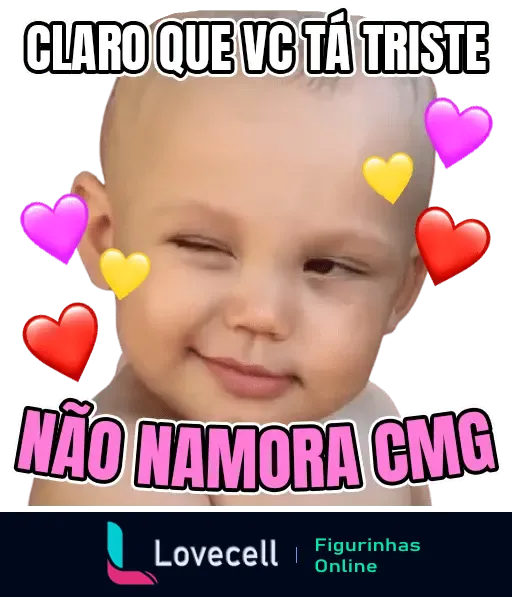 Figurinha de uma criança piscando rodeada de corações coloridos com a frase: Claro que vc tá triste, não namora cmg. Perfeita para sair da friendzone.