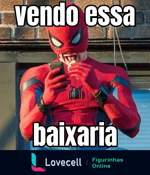 Imagem engraçada do Homem-Aranha olhando para seu celular com a legenda 'vendo essa baixaria'. Perfeita para expressar surpresa ou incredulidade.