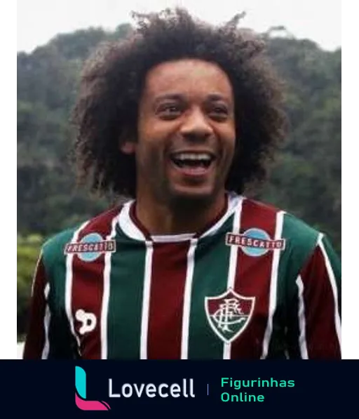 Torcedor sorridente do Fluminense com cabelos encaracolados, vestindo camisa com patrocínios e escudo do time, em um campo ao ar livre