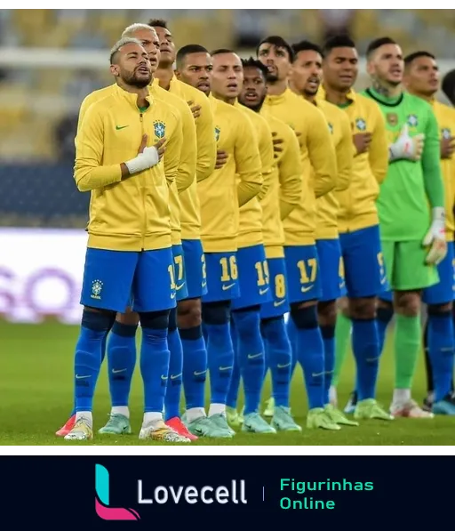 Jogadores da Seleção Brasileira de Futebol alinhados para o hino nacional, vestindo camisas amarelas e calças azuis, demonstrando seriedade em campo