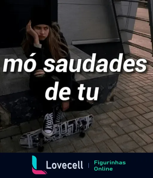 Figurinha FRASES & INDIRETAS com jovem triste sentado em um skate, com texto 'mó saudades de tu' em destaque. Ideal para expressar saudades.