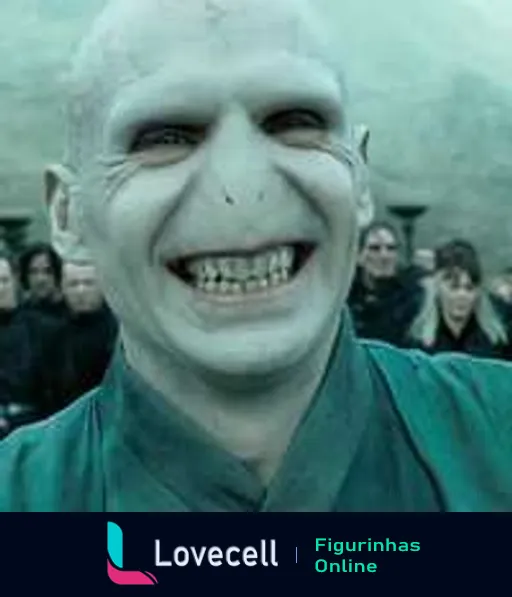 Figurinha de Lord Voldemort rindo com pele pálida, careca, nariz achatado e olhos penetrantes em um ambiente escuro e nebuloso