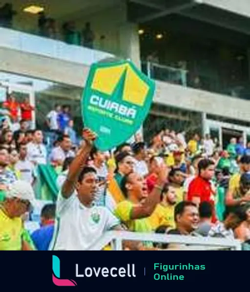 Torcedor entusiasmado segurando escudo do Cuiabá Esporte Clube na arquibancada durante jogo de futebol