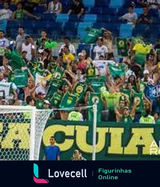 Torcida do Cuiabá animada no estádio, vestindo verde e amarelo, com bandeiras, apoiando o time em um jogo de futebol