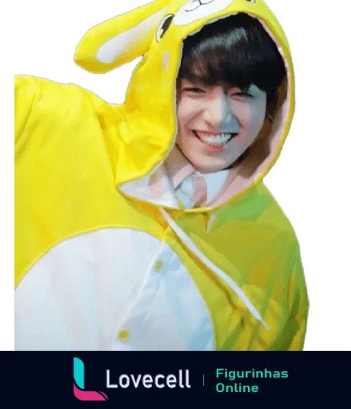 Imagem de um membro do BTS sorrindo enquanto veste uma fantasia amarela de coelho, com detalhes brancos e orelhas compridas.