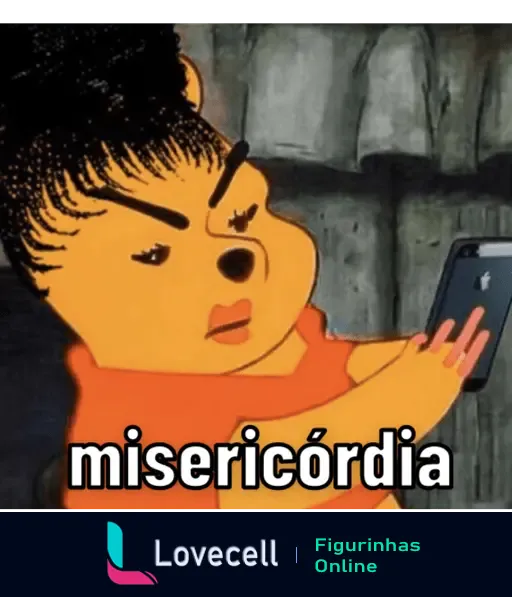 Ursinho Pooh, com expressão surpresa, segurando um celular e exclamando 'misericórdia'. Cena engraçada e expressiva.