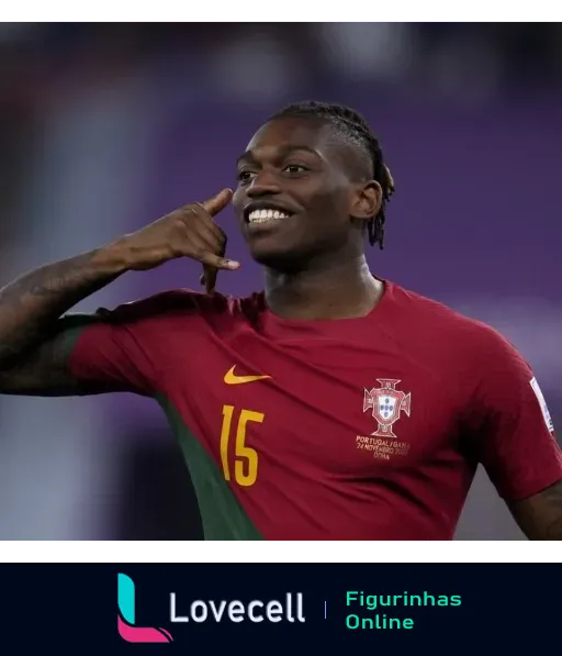 Jogador de futebol de Portugal comemorando com gesto de ligação, sorrindo e usando uniforme vermelho e verde