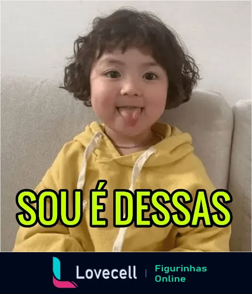 Garotinha coreana com cabelo cacheado e moletom amarelo, fazendo careta com a língua para fora, e a frase 'Sou é Dessas' em destaque.