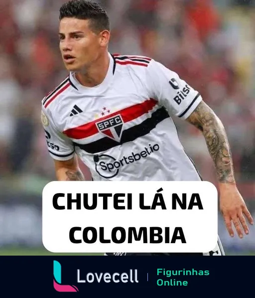 Jogador do São Paulo FC correndo e chutando a bola durante um jogo, com a camisa mostrando patrocínios e a legenda 'CHUTEI LÁ NA COLÔMBIA'