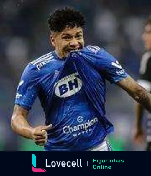 Jogador do Cruzeiro comemorando intensamente, levantando a camisa do clube com o punho e mostrando expressão de paixão e determinação