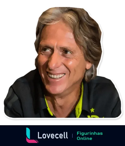 Jorge Jesus, treinador de futebol, sorrindo e vestindo camisa preta com detalhes verde e amarelo em momento de celebração