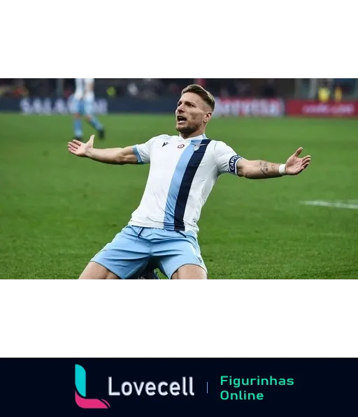 Jogador da Lazio comemorando gol ajoelhado no campo com braços abertos e expressão de êxtase, vestindo uniforme azul e branco