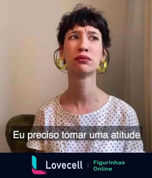 Figurinha de WhatsApp mostrando uma mulher com expressão pensativa e olhar para cima, usando brincos grandes e blusa de bolinhas, com a frase 'Eu preciso tomar uma atitude'