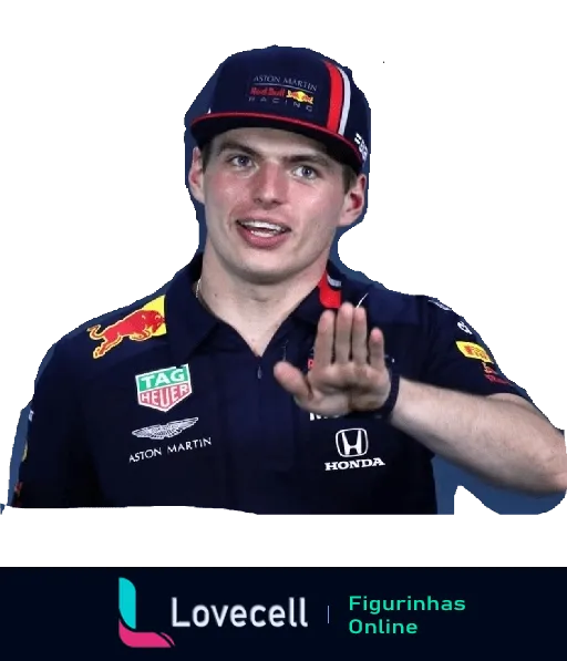 Max Verstappen vestindo camisa da Red Bull Racing e boné da Aston Martin, sorrindo e fazendo gesto de 'pare' com a mão direita