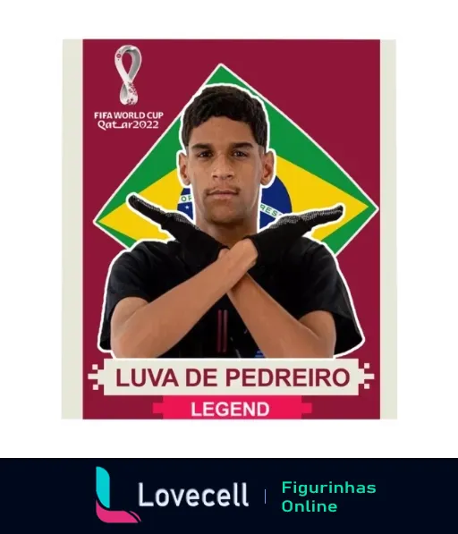 Figurinha do Luva de Pedreiro cruzando os braços, com luvas e camiseta preta, moldura da Copa do Mundo FIFA Qatar 2022 com cores da bandeira do Brasil e os títulos 'Luva de Pedreiro' e 'LEGEND'