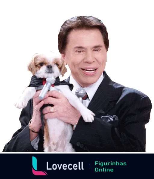 Silvio Santos sorrindo, segurando um cachorro pequeno de pelo claro vestindo uma roupinha que combina com seu terno escuro e gravata borboleta