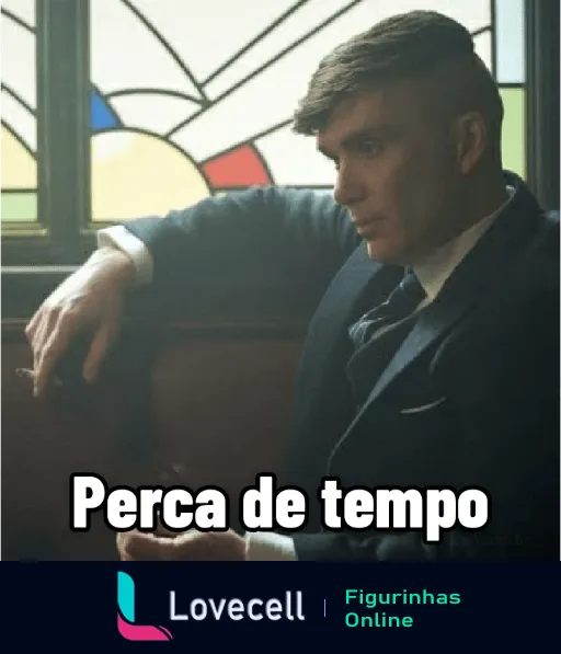 Homem expressando decepção sentado com fundo de janela de vitral e frase 'Perca de tempo' em Peaky Blinders, sugerindo reflexão e frustração, atmosfera sombria.