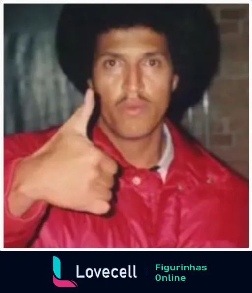 Mano Brown vestindo casaco vermelho e camisa branca, fazendo gesto de aprovação com o polegar para cima, com cabelo black power e olhando seriamente para a câmera