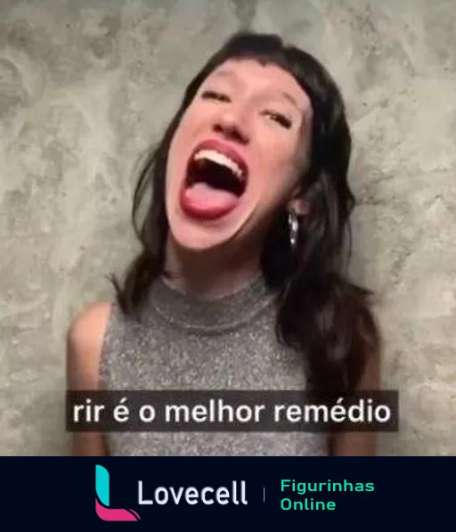 Mulher com cabelos longos e brinco chamativo rindo abertamente usando blusa de gola alta cinza, com a frase 'rir é o melhor remédio' destacada