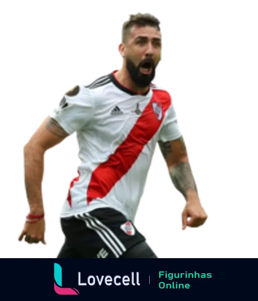 Jogador do River Plate comemorando com uniforme branco e faixa vermelha após marcar um gol, expressão de alegria e triunfo