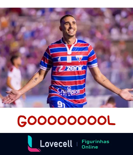 Jogador do Fortaleza número 91 comemorando gol com sorriso e uniforme listrado azul, vermelho e branco, texto 'GOOOOOOOOOL' em destaque, torcida ao fundo em estádio lotado