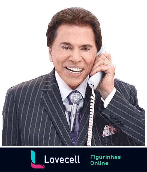 Silvio Santos sorridente falando ao telefone e segurando um microfone, vestindo terno risca de giz, olhando para a câmera