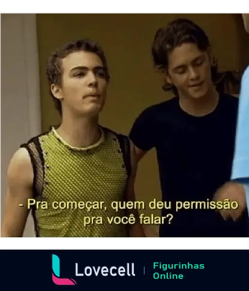 Cena da série RBD de dois jovens. Um deles diz - Pra começar, quem deu permissão pra você falar?