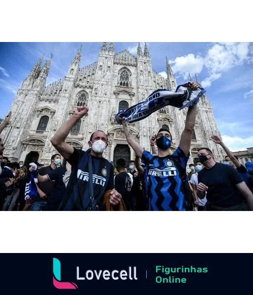 Torcedores do Inter de Milão comemorando em frente ao Duomo di Milano, vestidos com camisas do clube e máscaras, um segurando cachecol 'Inter de Milano - Solo Per Te'