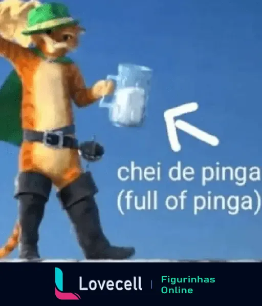 O Gato de Botas com chapéu verde e capa verde, segurando um caneco de bebida com a legenda 'chei de pinga (full of pinga)'.