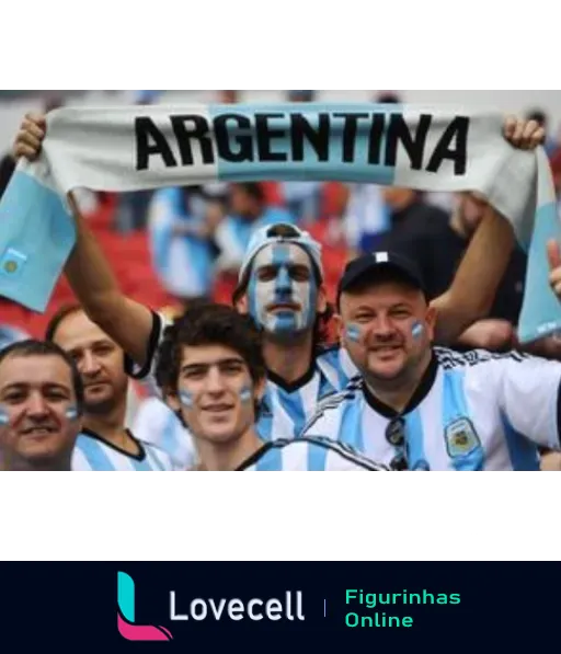 Grupo de torcedores argentinos empolgados em estádio esportivo com faixa 'ARGENTINA' e cores da bandeira, incluindo torcedor com rosto pintado