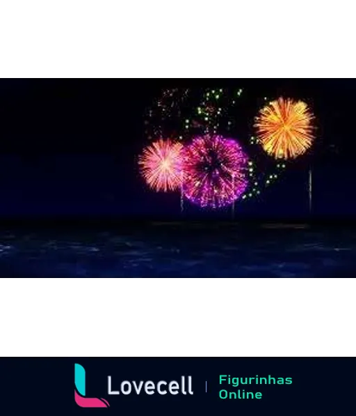 Espetáculo de fogos de artifício coloridos sobre o mar à noite, com reflexos nas águas e céu iluminado em tons de rosa, laranja e roxo