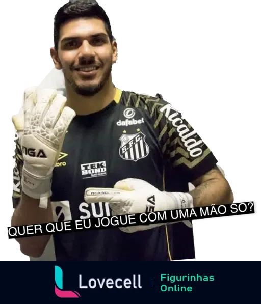 Goleiro do Santos FC sorrindo, com uniforme de treino e segurando uma luva de goleiro, questionando se deve jogar com apenas uma mão