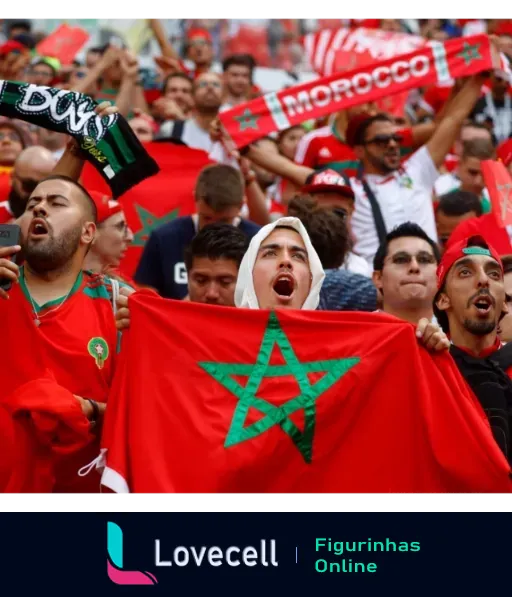 Torcedores marroquinos entusiasmados em estádio, vestindo camisas vermelhas, agitando cachecóis e bandeira com estrela verde