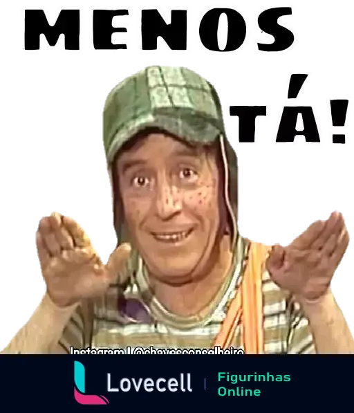 Figurinha do Chaves com expressão surpresa gesticulando com as mãos e texto 'Pois menos tá!' indicando humor e ingenuidade do personagem