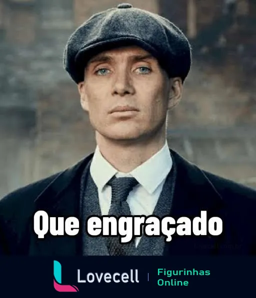 Personagem dos Peaky Blinders com traje típico e chapéu, expressão séria e frase 'Que engraçado' indicando ironia