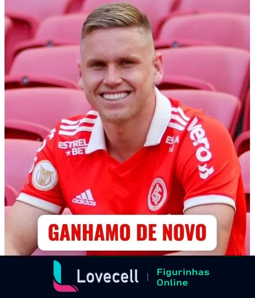 Homem sorridente com camisa do Internacional dizendo 'Ganhamos de Novo' em estádio