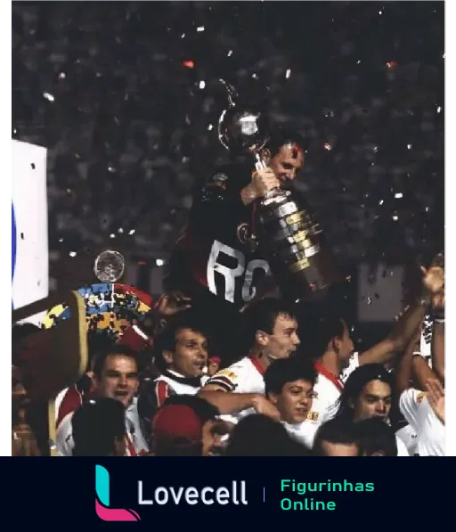 Jogadores do São Paulo FC celebrando um título importante, levantando uma grande taça em meio a festa e comemorações.