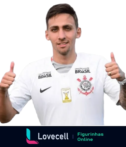 Jogador do Corinthians sorrindo e fazendo sinal de positivo com uniforme branco, tatuagens nos braços e patrocínios da Nike e Universidade Brasil