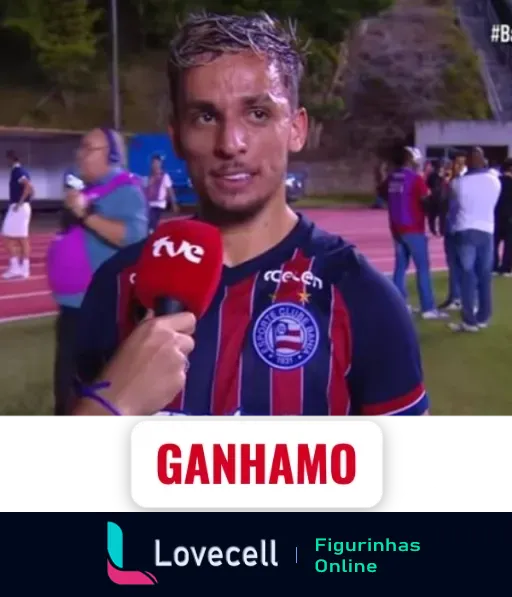 Figurinha com jogador do Bahia sorrindo, segurando microfone da RTC, com camisa listrada azul, vermelho e branco, com a palavra 'GANHAMO' em destaque