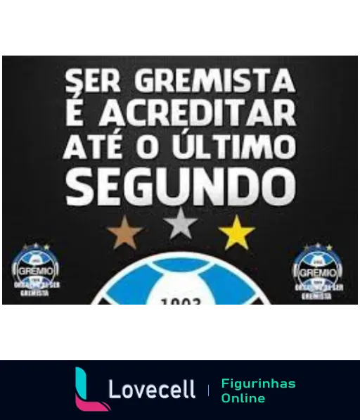 Figurinha com fundo preto e texto branco 'Ser Gremista é Acreditar', logos do Grêmio de 1903 e três estrelas simbolizando conquistas