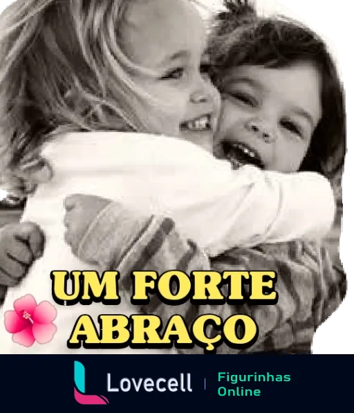 Figurinha mostrando duas crianças abraçadas com um grande sorriso, transmitindo alegria e conforto, com o texto 'UM FORTE ABRAÇO' ao fundo