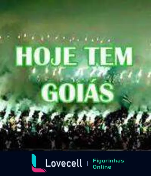 Figurinha com texto 'HOJE TEM GOIÁS' em letras verdes iluminadas, sobre fundo de multidão em evento de futebol do time Goiás