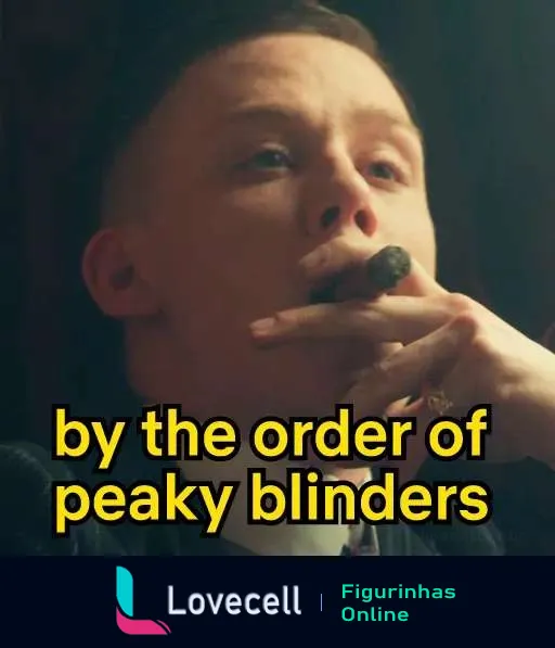 Personagem masculino de Peaky Blinders vestido com terno escuro fumando um charuto, com a frase 'by the order of peaky blinders' em letras amarelas