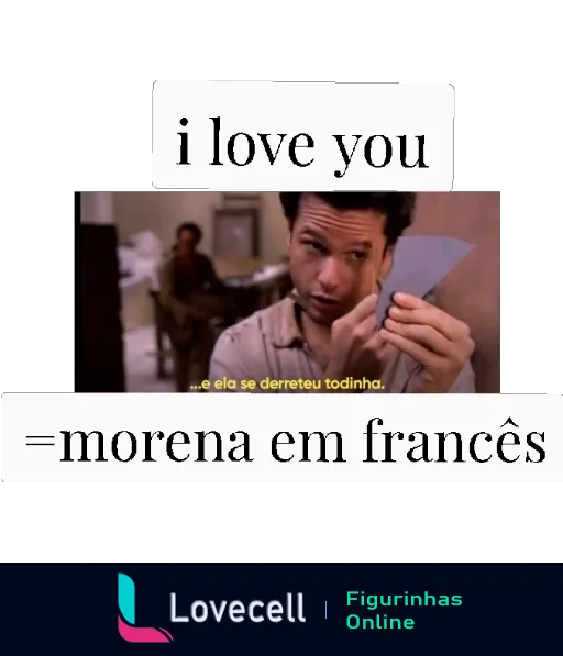 Homem segurando bilhete com 'i love you' e nota humorística '= morena em francês', pessoa desfocada ao fundo