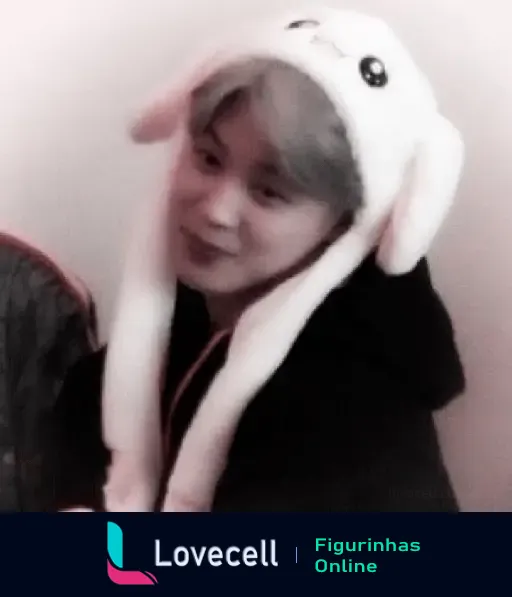 Imagem de Jimin com cabelo grisalho vestindo um chapéu de pelúcia branco com orelhas longas, expressão suave e fundo desfocado. jimin soft