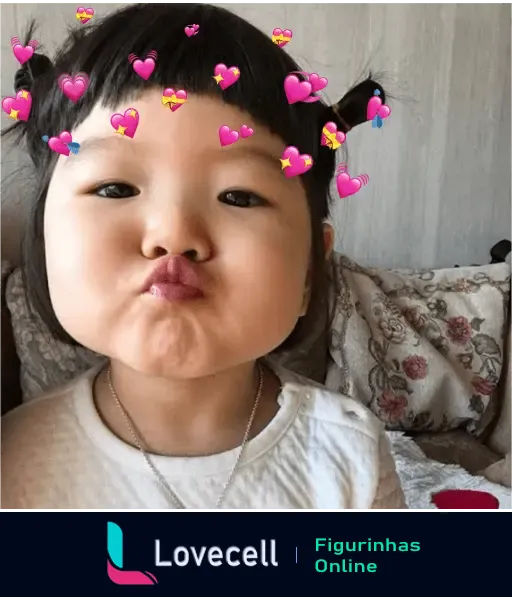 Menina coreaninha fofa com penteado divertido e filtro de corações cor de rosa ao redor, fazendo beicinho para uma foto.