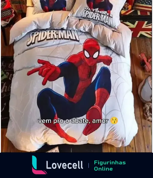 Cama com tema Spider-Man, incluindo edredom e almofadas. Texto: 'vem pro o abate, amor'. Temas: cantada engraçada.