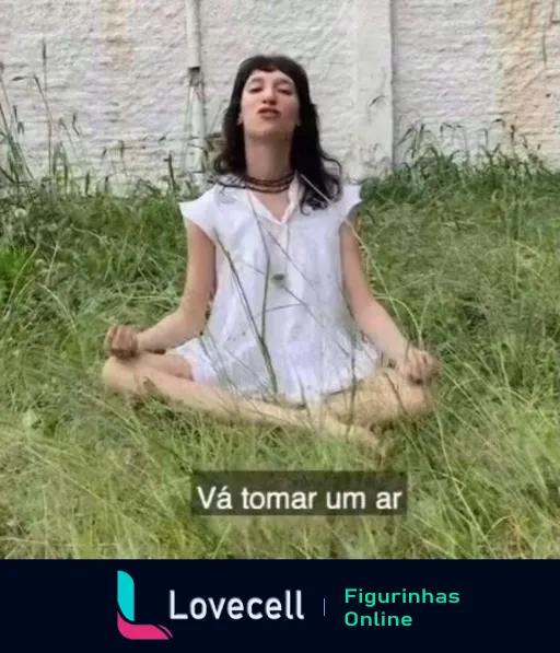 Figurinha de 'A Vida de Tina' com personagem meditando ao ar livre, pernas cruzadas, olhos fechados e frase 'Vá tomar um ar' em destaque