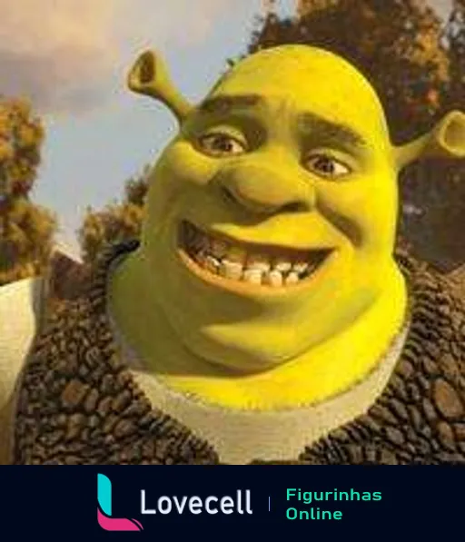 Figura de Shrek, o ogro verde dos filmes de animação, sorrindo amigavelmente, vestindo camisa branca e colete marrom, com cenário natural ensolarado ao fundo